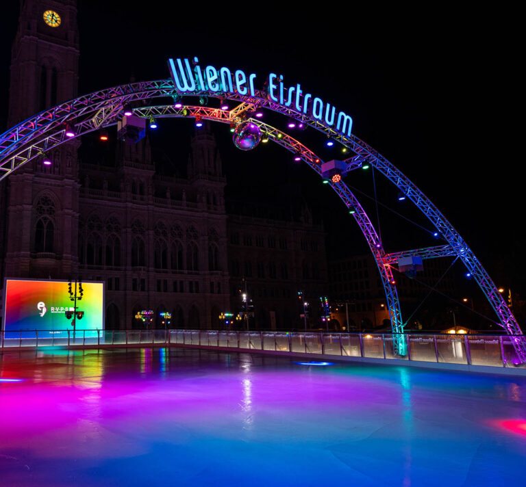 Wiener Eistraum Bogen – Beleuchteter Torbogen des Wiener Eistraums bei Nacht.