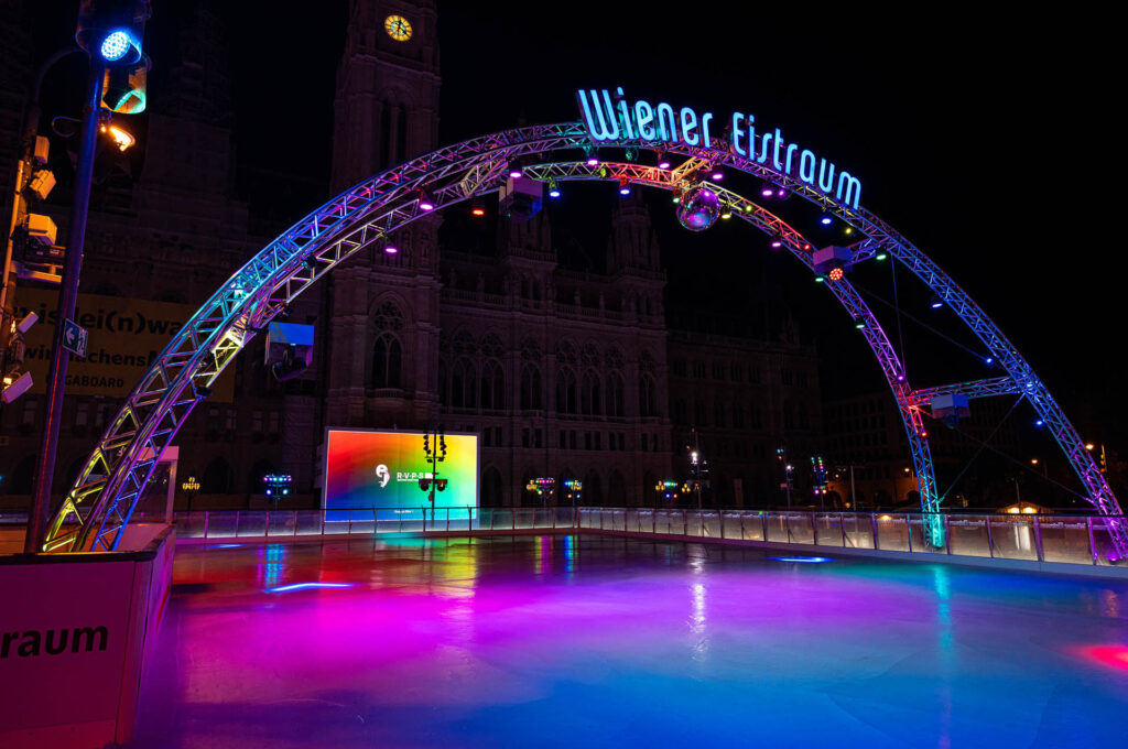 Wiener Eistraum Bogen – Beleuchteter Bogen beim Wiener Eistraum auf Eisfläche.