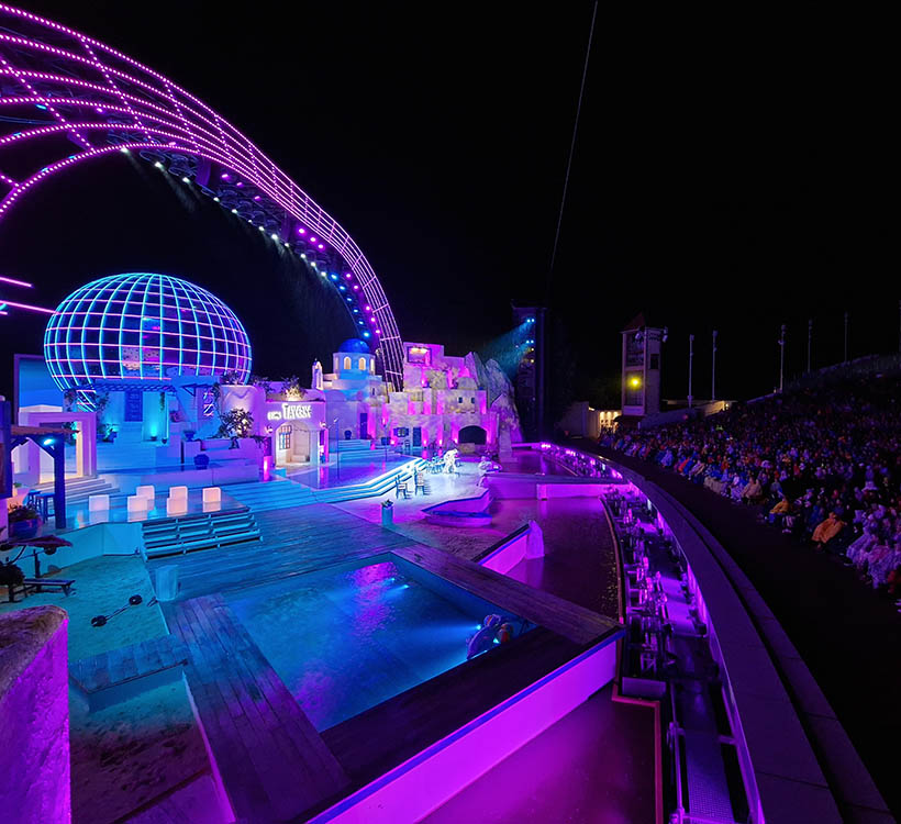 Bühne mit LED-Kuppel – Eventbühne mit großer LED-Kuppel und lila Beleuchtung.