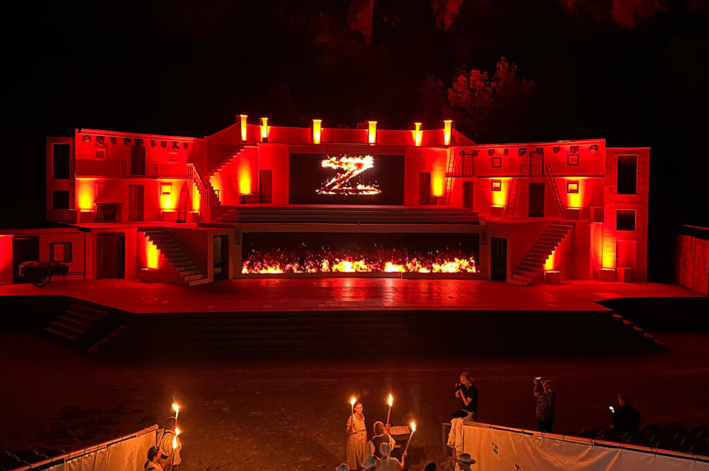 Open-Air-Bühne rot beleuchtet – Gebäude mit roter LED-Beleuchtung bei Nacht.