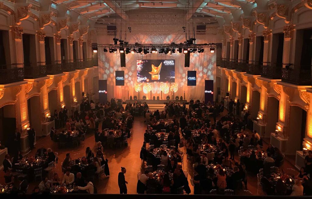 Award Gala Bühnenszene – Große Eventbühne mit Publikum und stimmungsvoller Beleuchtung.