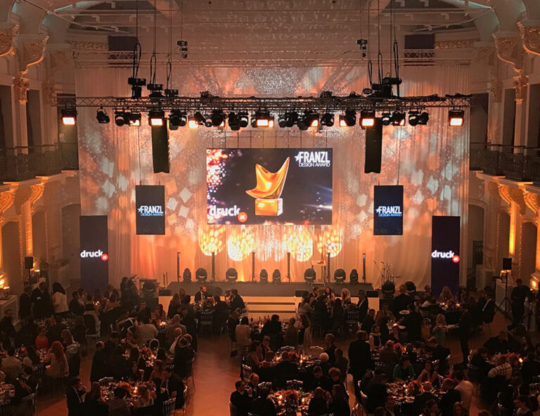 Award Gala Bühnenszene – Große Eventbühne mit Publikum und stimmungsvoller Beleuchtung.