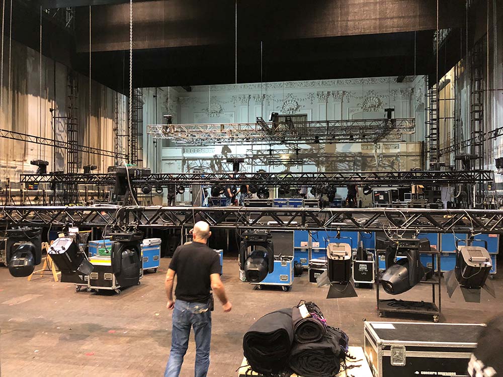 Bühnenaufbau im Theater – Techniker bereiten Bühne und Equipment für ein Event vor.