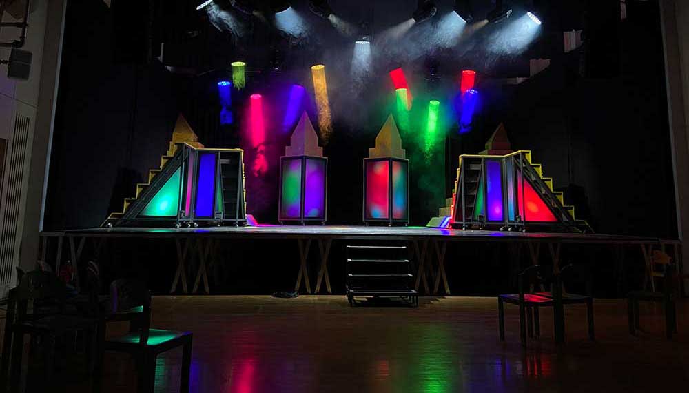 LED-Bühnenlichtanlage – Bühne mit farbigen LED-Scheinwerfern und Bühnenaufbau.